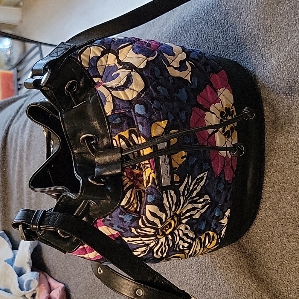 Vera Bradley bucket style crossbody w/adjustable strap, outside pocket, & more!